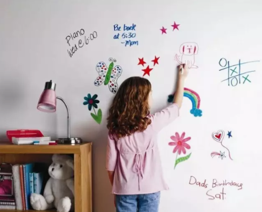 孩子爱在墙上画画怎么办 孩子在墙上画画要不要阻止