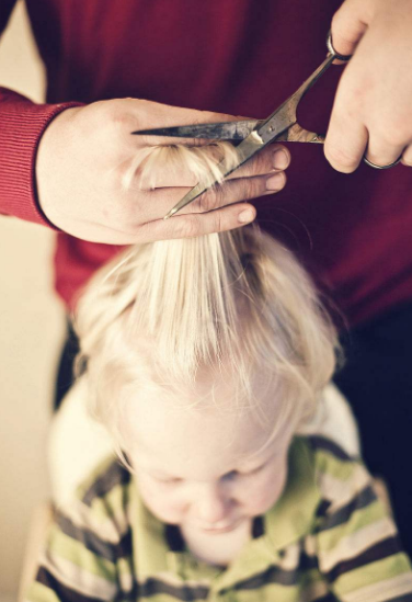 给孩子剪头发怎么做孩子不会哭 担心孩子剪头发会哭怎么做比较好