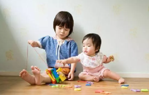 孩子抢玩具怎么办 孩子之间抢玩具应该如何解决