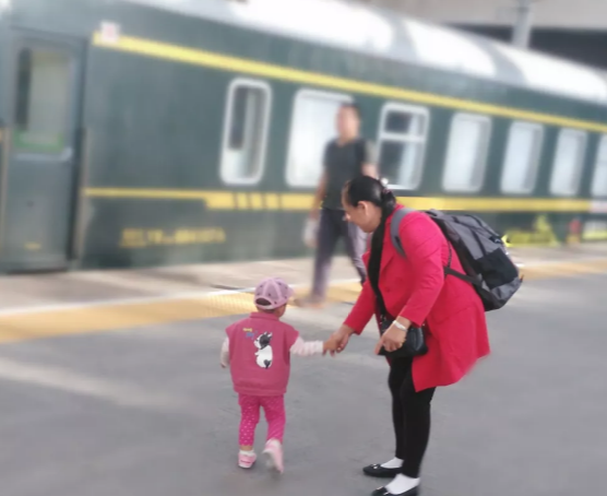 国庆带娃做火车买什么座位 带孩子做火车带哪些东西好