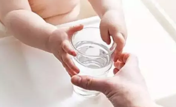 无菌婴儿水有用吗 宝宝喝婴儿水有必要吗