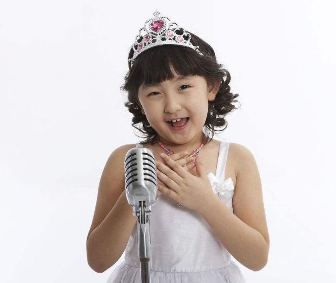 关于孩子唱歌的说说 听孩子唱歌的心情说说