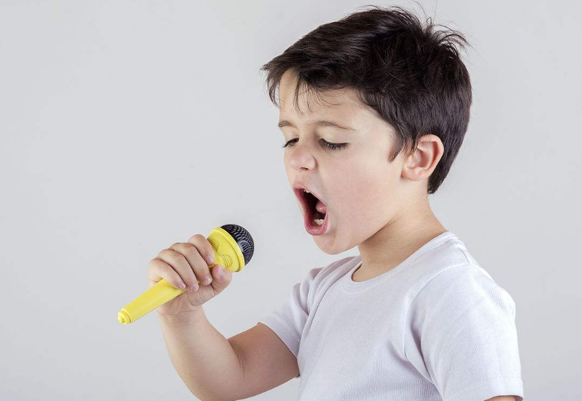 关于孩子唱歌的说说 听孩子唱歌的心情说说