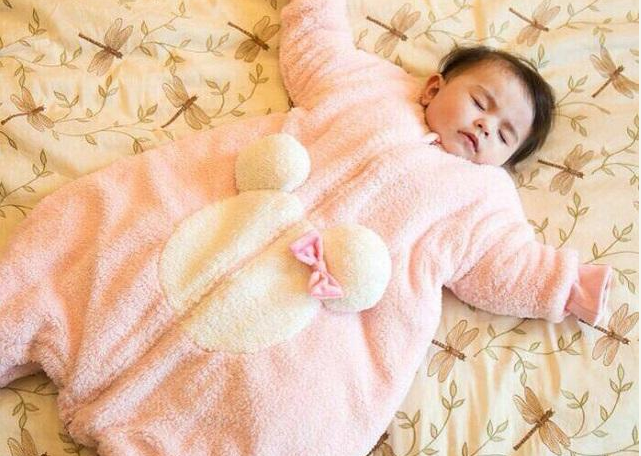 宝宝睡觉爱踹被子是什么原因 宝宝为什么踹被子