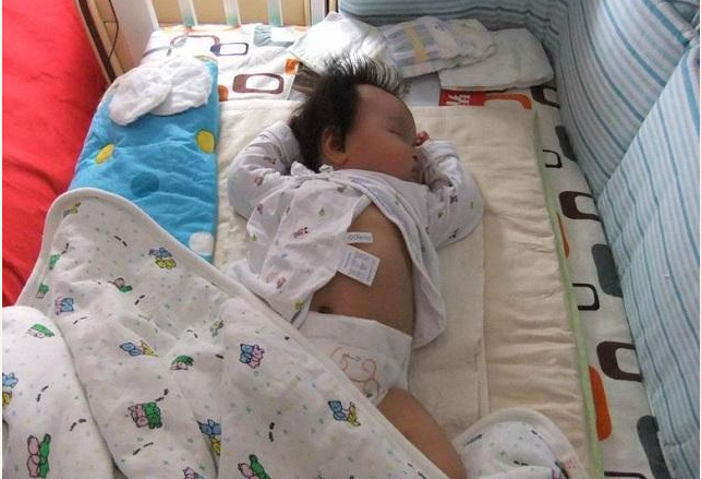 宝宝睡觉爱踹被子是什么原因 宝宝为什么踹被子