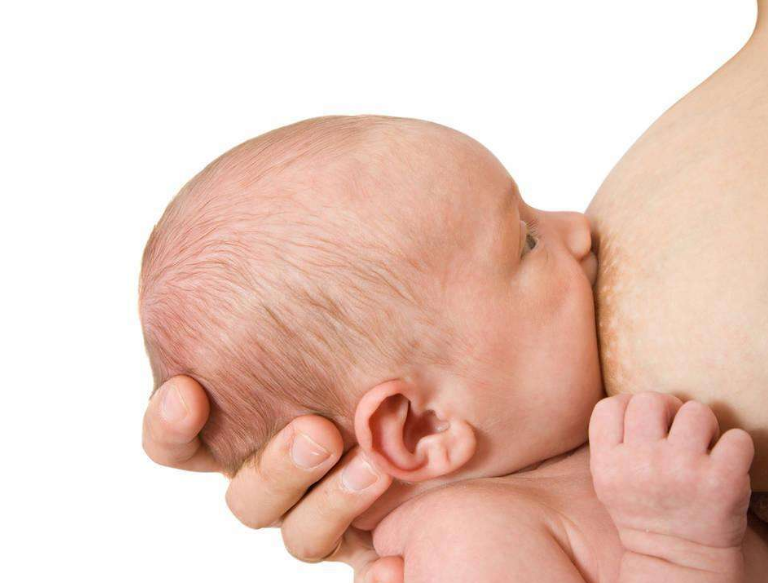 宝宝吃完母乳后乳头很痛还能再喂吗 乳头很痛是宝宝衔乳方式不正确吗