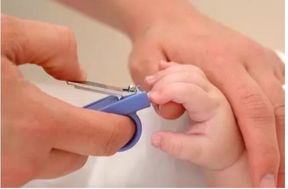 新生宝宝多久能剪指甲 新生儿能剪指甲吗