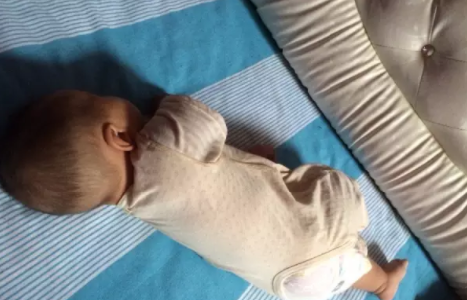 宝宝正确的睡觉姿势图   宝宝正确睡姿的好处
