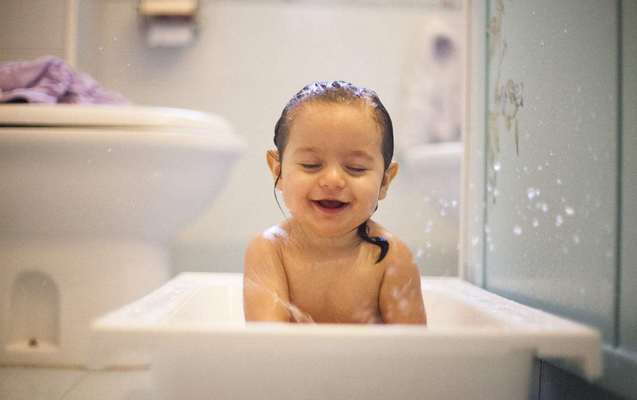 给宝宝洗澡用哪种沐浴露比较好 怎么给孩子洗澡才安全