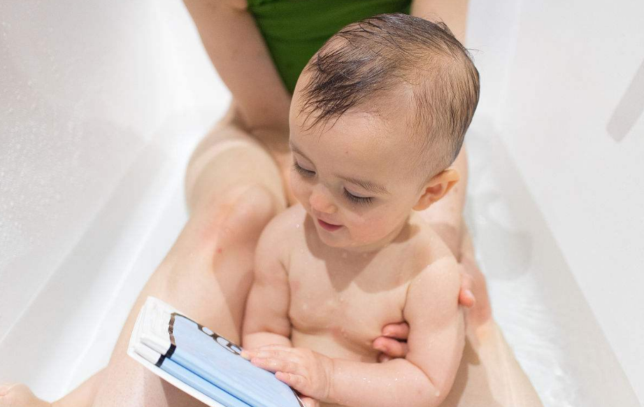 给宝宝洗澡用哪种沐浴露比较好 怎么给孩子洗澡才安全