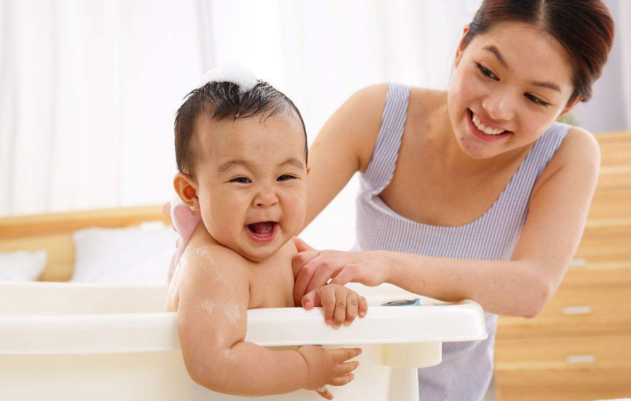 给宝宝洗澡要注意什么 哪些时候最好不要给孩子洗澡