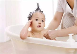 给宝宝洗澡要注意什么 哪些时候最好不要给孩子洗澡