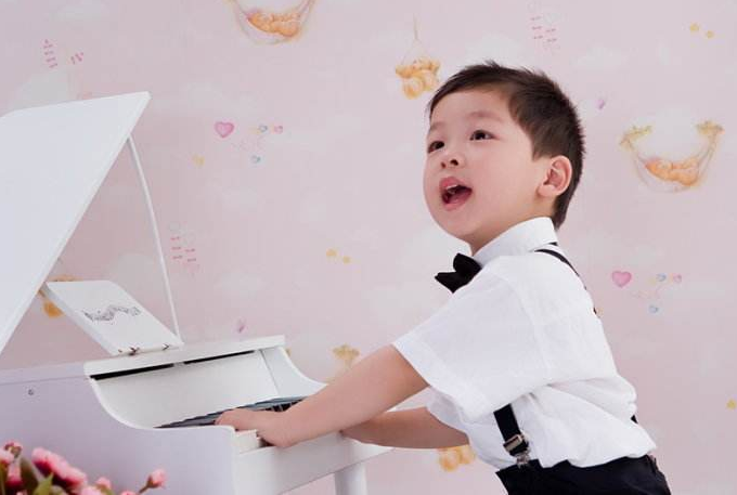 宝宝弹钢琴会影响眼睛吗 宝宝吃什么食物对视力好