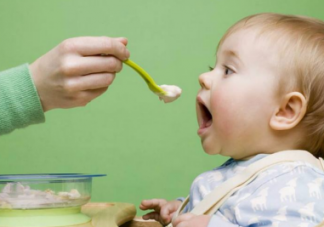 宝宝第一口辅食怎么吃    第一口辅食喂养方法