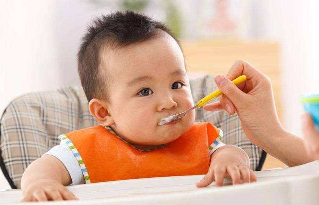 孩子多大可以自己吃饭 宝宝想学吃饭的3个信号
