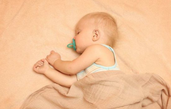 怎么让宝宝睡觉不踢被子   宝宝睡觉踢被子怎么办