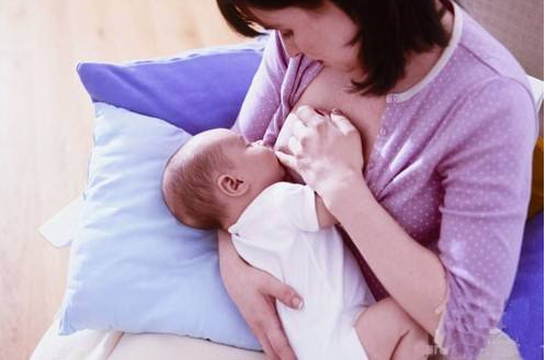 新生儿宝宝吸不到奶怎么办 新生儿母乳喂养的正确姿势