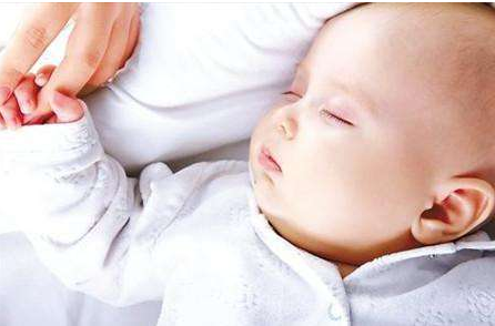 新生儿经常多抱着睡好还是躺着睡好 如何哄宝宝快速入睡