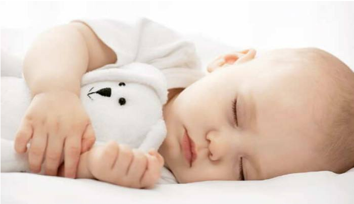 新生儿经常多抱着睡好还是躺着睡好 如何哄宝宝快速入睡