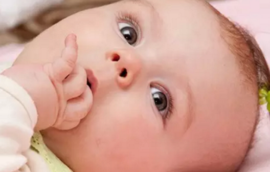 宝宝吃手应该阻止吗    宝宝吃手的原因介绍