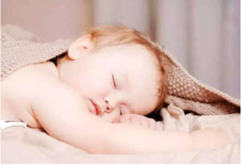 睡硬枕可以让宝宝头型变得更圆吗 婴儿睡出好头型的最佳时间
