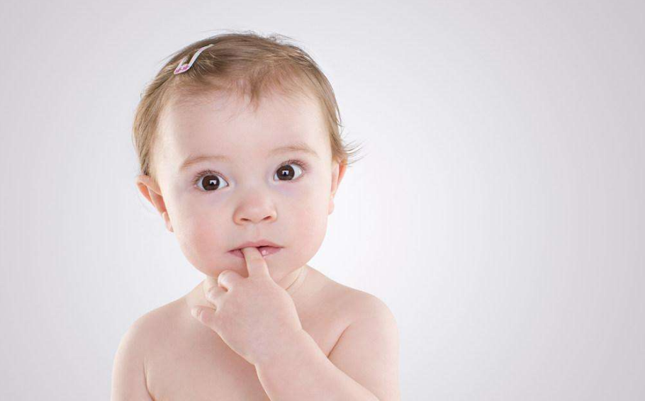 孩子吃手指什么时候干预比较好 怎么帮助孩子戒掉吃手指
