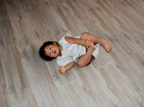 宝宝一言不合就在地上打滚耍赖怎么办 宝宝在地上打滚耍赖应该怎么做