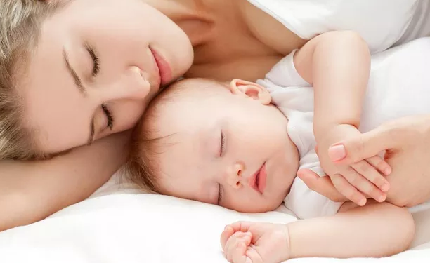 宝宝睡觉必须抱着怎么办    宝宝必须抱睡解决方法