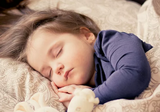 宝宝睡觉必须抱着怎么办    宝宝必须抱睡解决方法