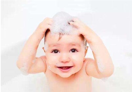 宝宝头发一边多一边少是什么原因 宝宝多久洗一次头比较好