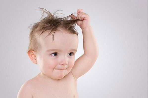 宝宝头发一边多一边少是什么原因 宝宝多久洗一次头比较好