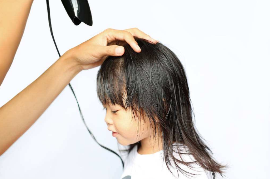 孩子头发特别少怎么改善 怎么让孩子头发变得乌黑