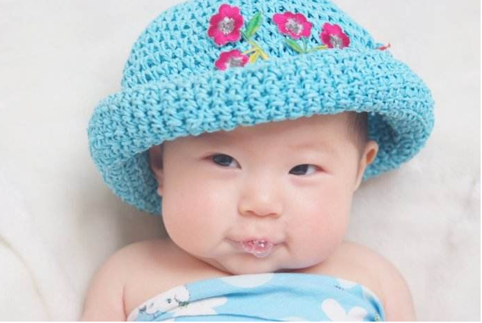 宝宝爱吐泡泡就是肺炎的表现吗  宝宝总是吐泡泡怎么办