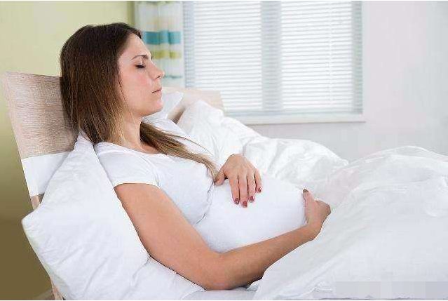 孕妇睡觉会压到宝宝吗 孕期为什么要左侧卧睡觉