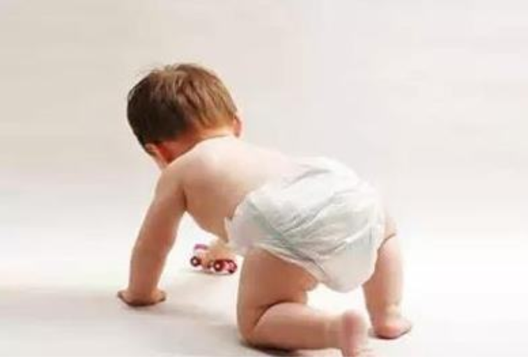 宝宝用纸尿裤好还是拉拉裤好 怎么判断宝宝应该使用纸尿裤还是拉拉裤