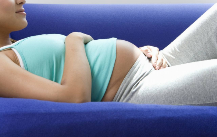 孕中期平躺会导致胎儿窒息吗 孕期如何选择合适的睡姿