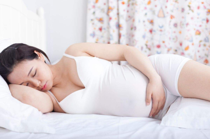 孕中期平躺会导致胎儿窒息吗 孕期如何选择合适的睡姿