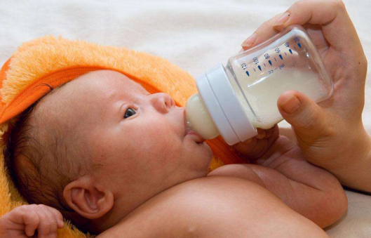 各月龄宝宝的奶量标准 奶瓶喂奶的正确姿势