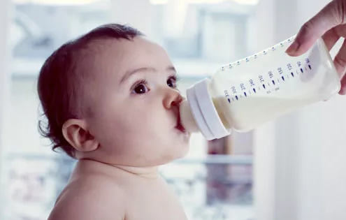 各月龄宝宝的奶量标准 奶瓶喂奶的正确姿势