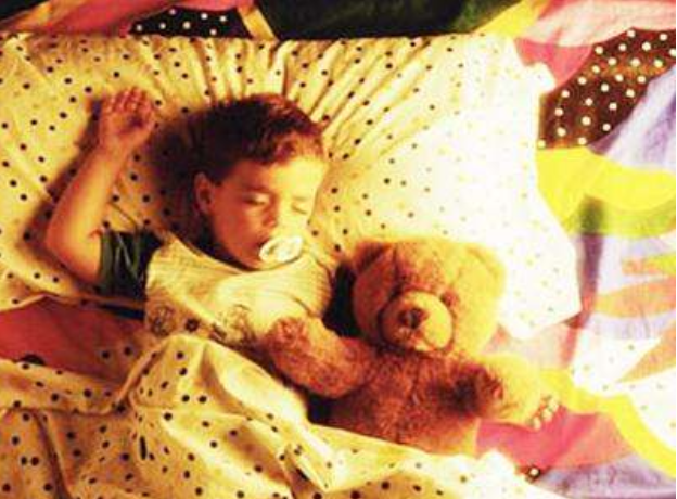 开夜灯睡觉对宝宝有什么影响 如何科学使用小夜灯