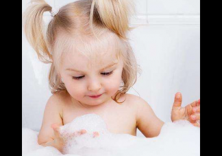 冬季给宝宝多久洗一次澡好 冬季怎么给宝宝洗澡