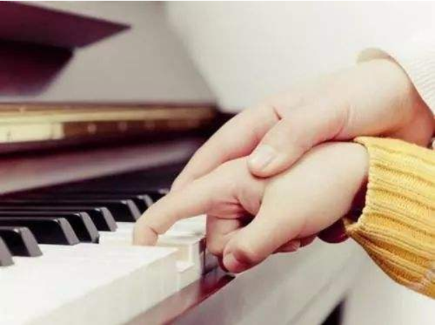 孩子几岁学钢琴比较合适 儿童学钢琴越早越好吗