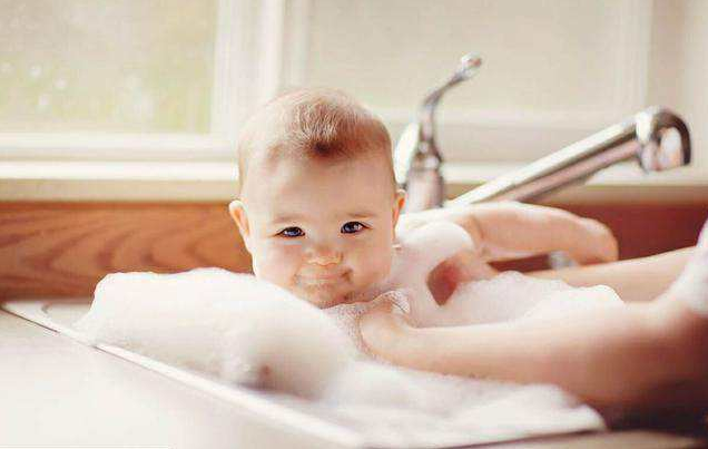 宝宝耳朵进水怎么处理 宝宝洗澡耳朵进水可以用棉签吗
