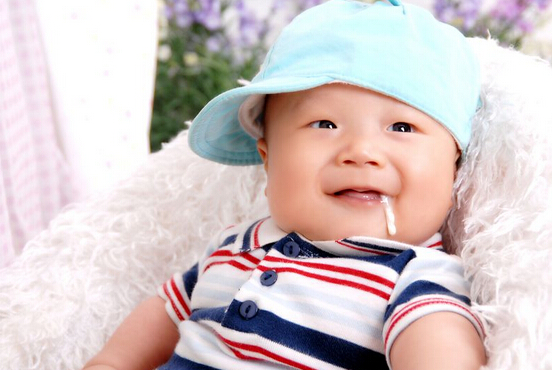 宝宝吐奶有痰粘液是怎么回事 如何帮助宝宝排痰