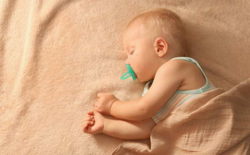 宝宝一抱就睡一放就醒怎么办  宝宝只能抱睡解决方法