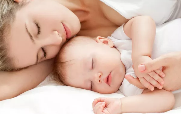 新生儿睡眠少是什么原因  新生儿睡眠少怎么办