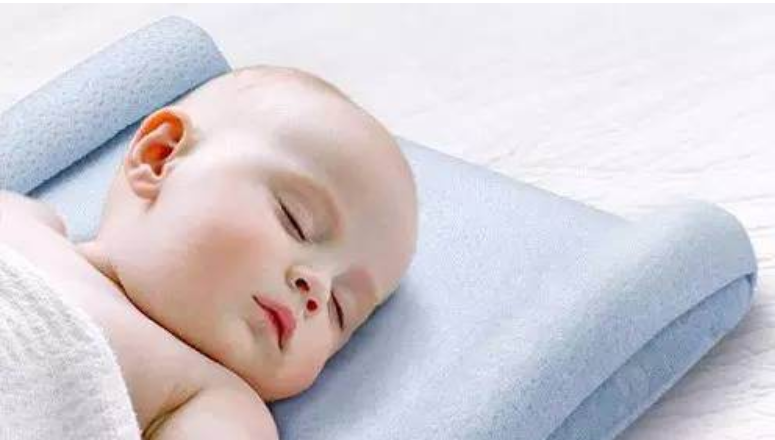 宝宝睡觉偏头怎么纠正 宝宝偏头睡有什么影响