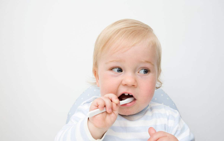 如何确定宝宝刷牙的牙膏用量 怎么正确给宝宝刷牙