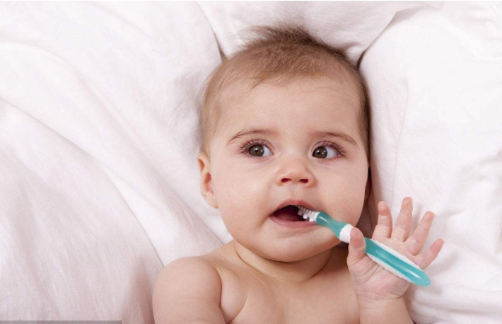 如何确定宝宝刷牙的牙膏用量 怎么正确给宝宝刷牙