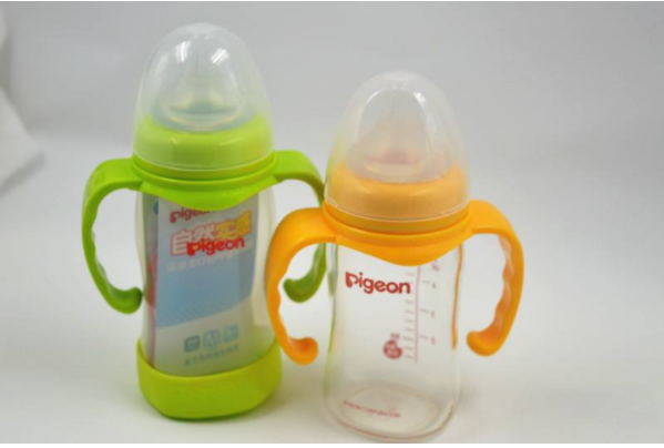 塑料奶瓶和玻璃奶瓶哪种安全 宝宝奶瓶推荐介绍